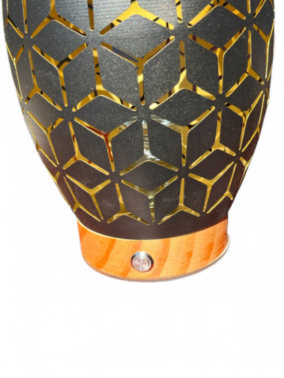 Lampada da tavolo schermata UMBRA in metallo con base in legno – 21,5 cm, 2 colori