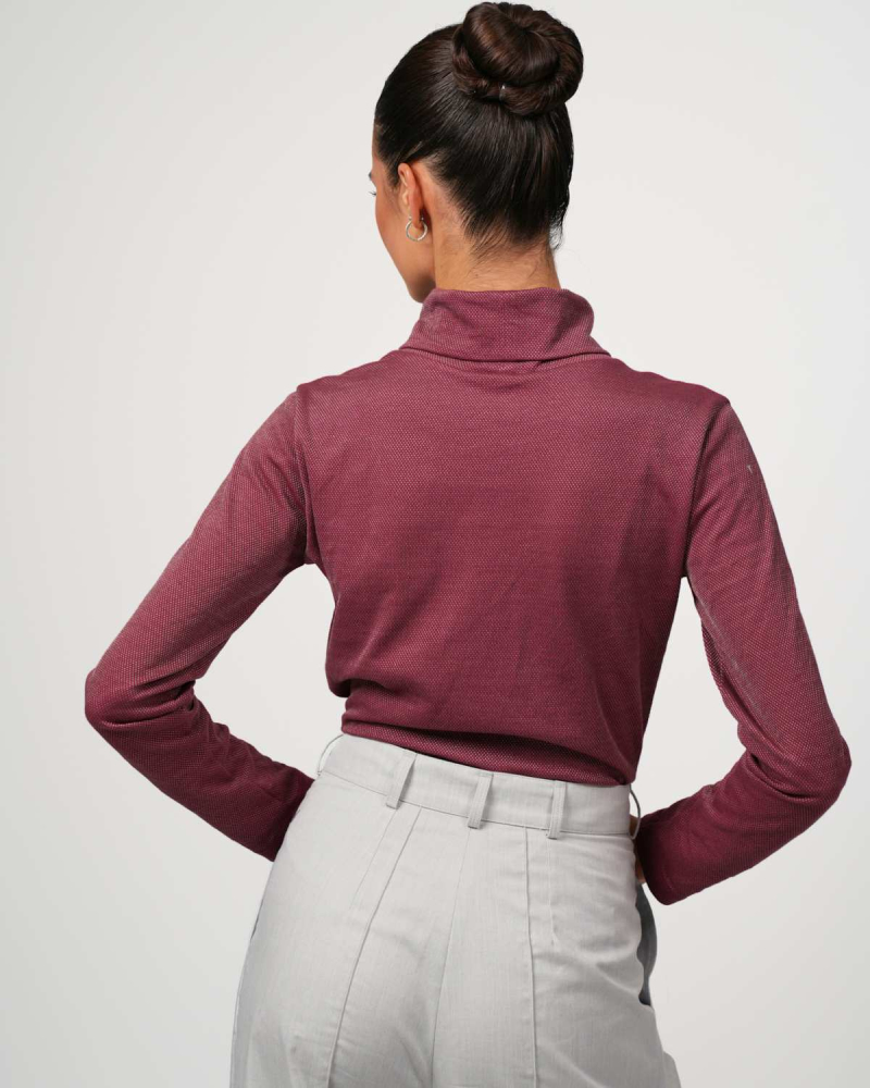 Pull à col roulé VIP : l'élégance rencontre la technologie innovante du fil d'argent - bordeaux