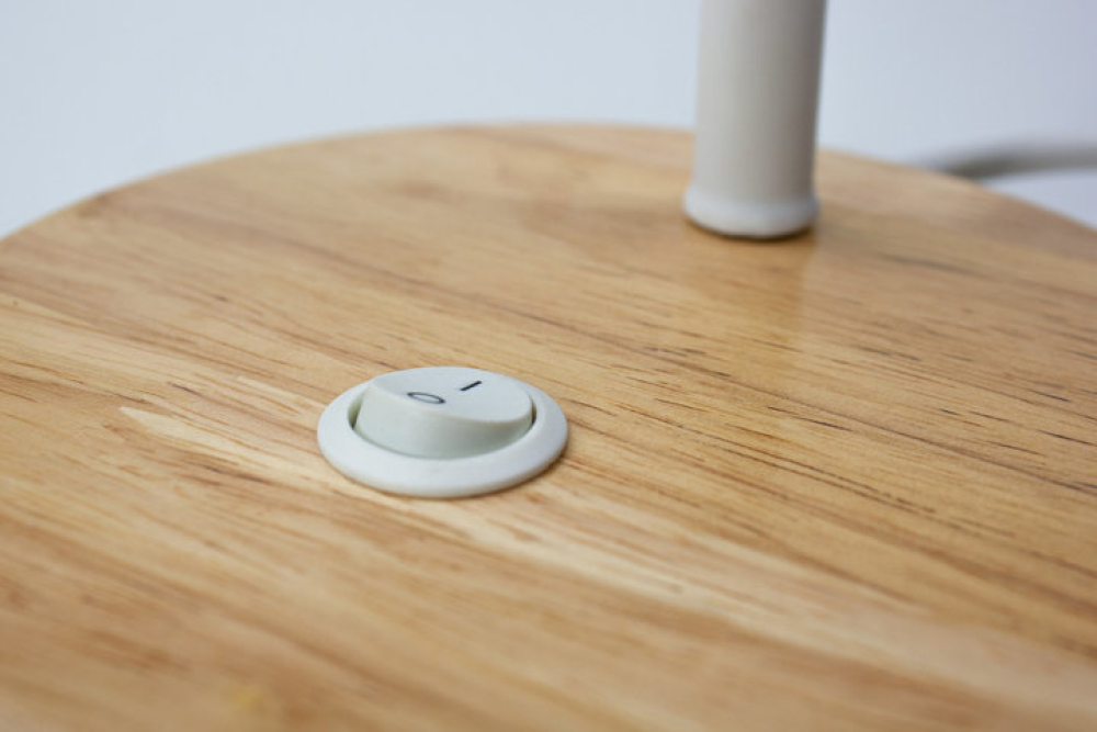 Lampada da tavolo in metallo schermato, con base in legno di bambù, orientabile