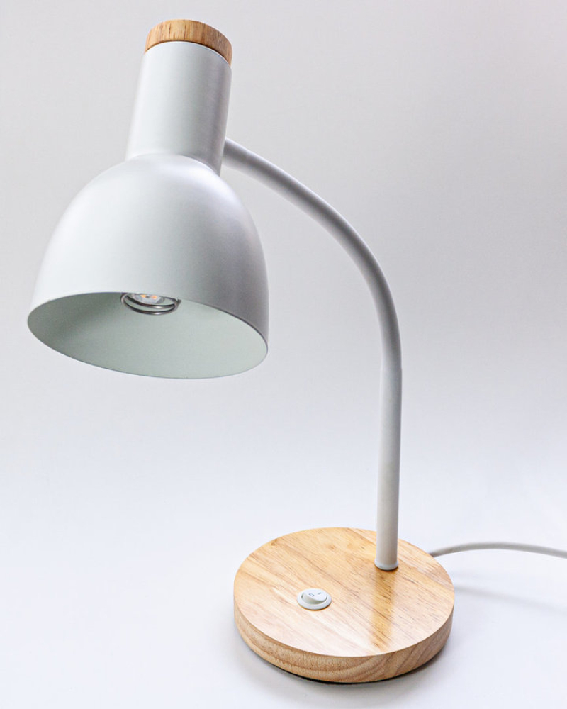Lampada da tavolo in metallo schermato, con base in legno di bambù, orientabile